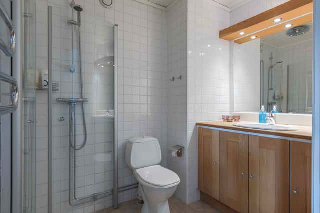 Åre family home, open-plan living room with fireplace, equipped kitchen, cozy bedrooms, private sauna, steps from ski lifts