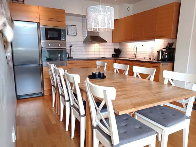 Two-story top-floor apartment in central Åre near ski lifts, with sauna, ski storage and garage parking