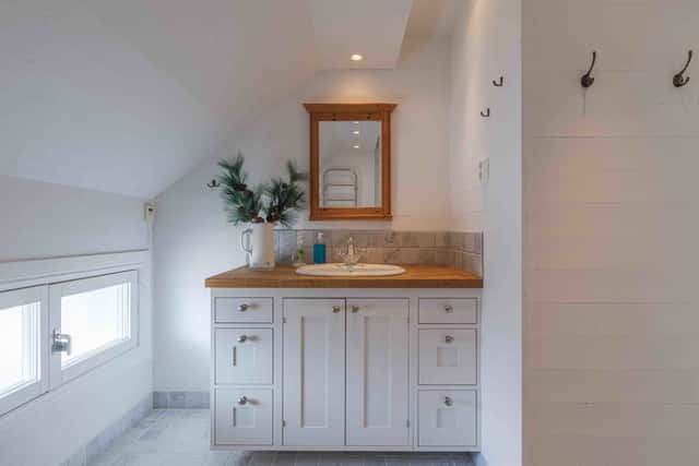 Åre family home, open-plan living room with fireplace, equipped kitchen, cozy bedrooms, private sauna, steps from ski lifts