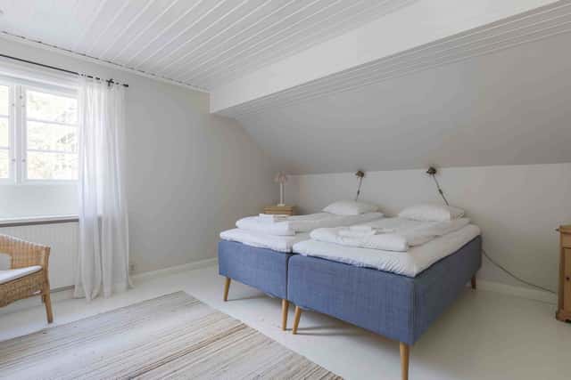Åre family home, open-plan living room with fireplace, equipped kitchen, cozy bedrooms, private sauna, steps from ski lifts