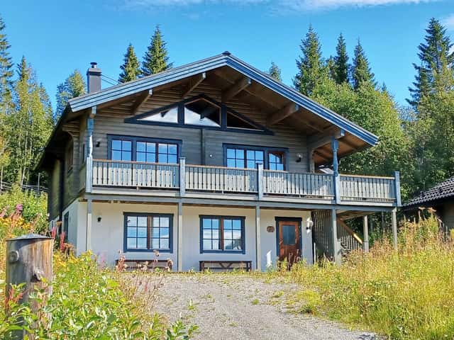 Detached cabin in Björnen Älgen, Åre near ski slope, with fireplace and south-facing patio.