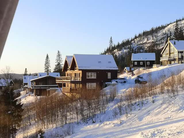Spacious ski-in/ski-out home in Tegefjäll, 20 m from the slope, with sauna and ski storage