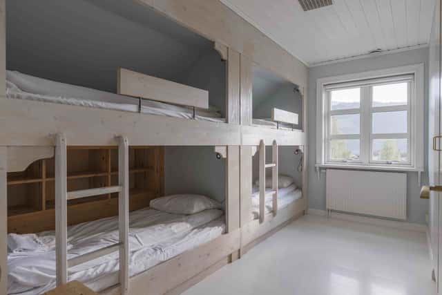 Åre family home, open-plan living room with fireplace, equipped kitchen, cozy bedrooms, private sauna, steps from ski lifts