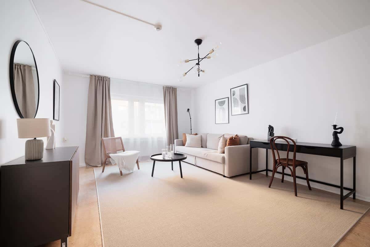 Studiointeriör i SoFo Södermalm med minimalistisk design, nära hantverksbutiker och kaféer.