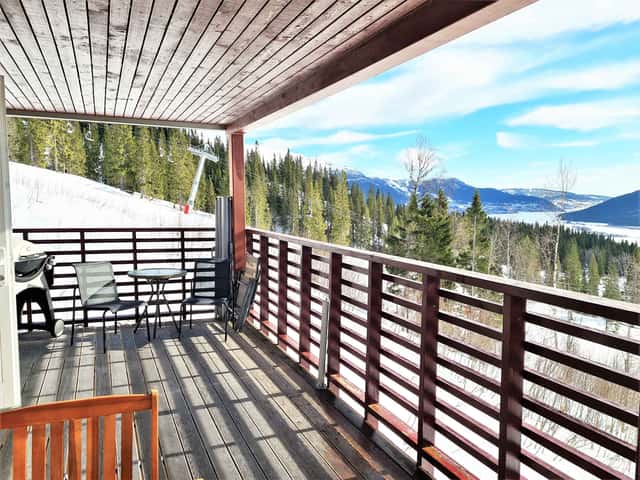 Spacious ski home in Tegefjäll, 20 m from the slope, with sauna, views and ski storage