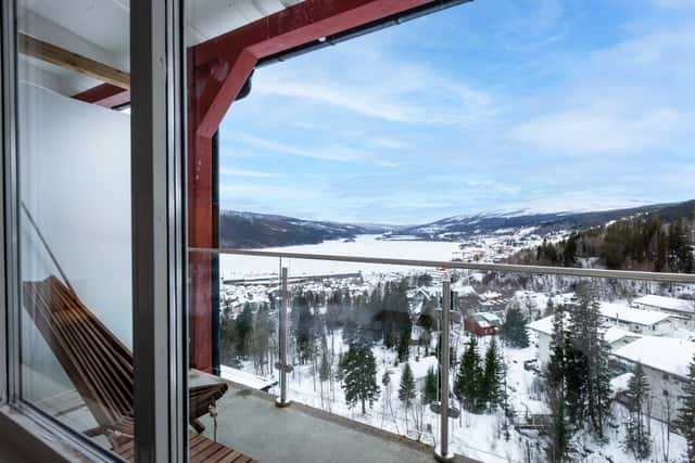 Åre Tott ski in/ski out apartment exterior view with ski bridge and mountain panorama