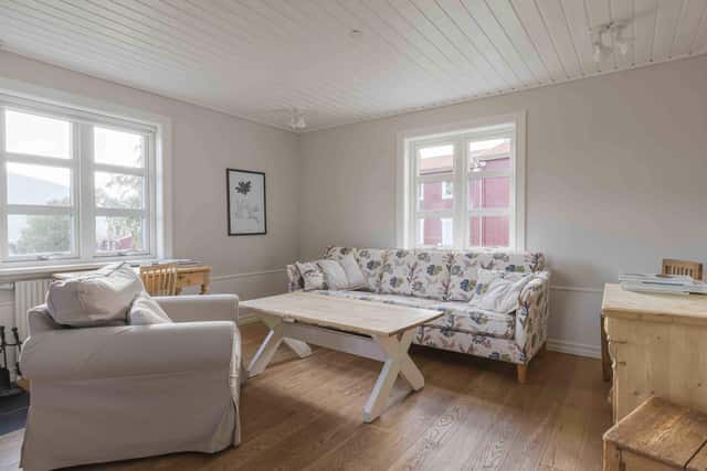 Åre family home, open-plan living room with fireplace, equipped kitchen, cozy bedrooms, private sauna, steps from ski lifts