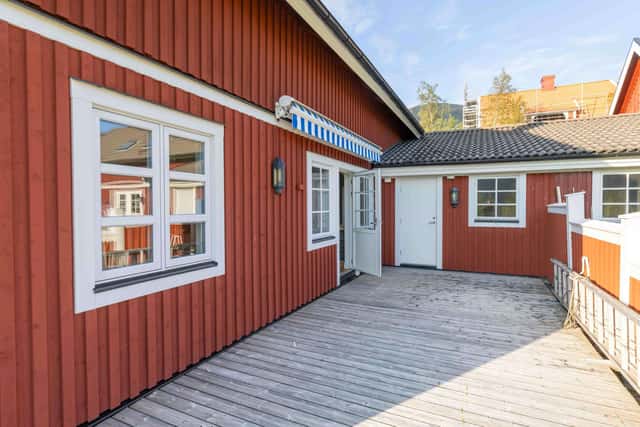 Åre family home, open-plan living room with fireplace, equipped kitchen, cozy bedrooms, private sauna, steps from ski lifts