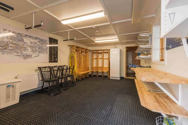 Åre family home, open-plan living room with fireplace, equipped kitchen, cozy bedrooms, private sauna, steps from ski lifts