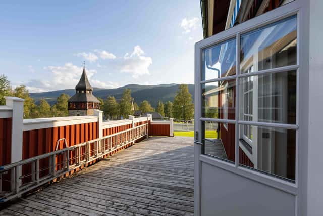 Åre family home, open-plan living room with fireplace, equipped kitchen, cozy bedrooms, private sauna, steps from ski lifts