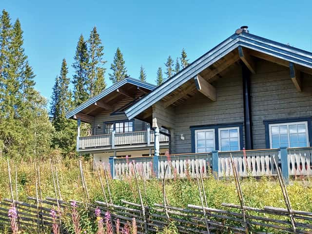 Detached cabin in Björnen Älgen, Åre near ski slope, with fireplace and south-facing patio.