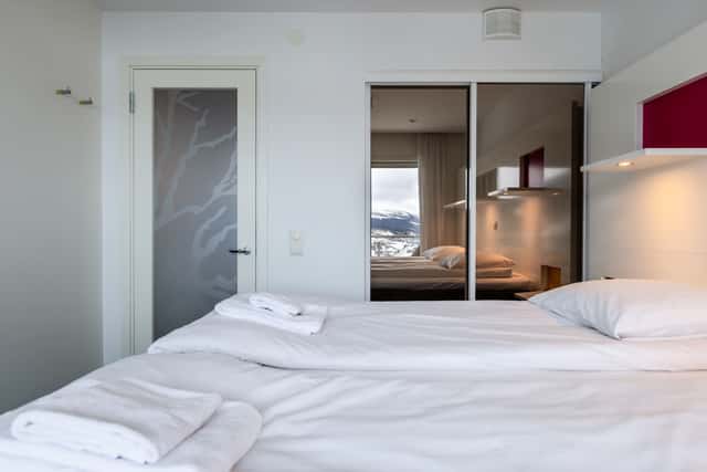 Åre Tott ski in/ski out apartment exterior view with ski bridge and mountain panorama
