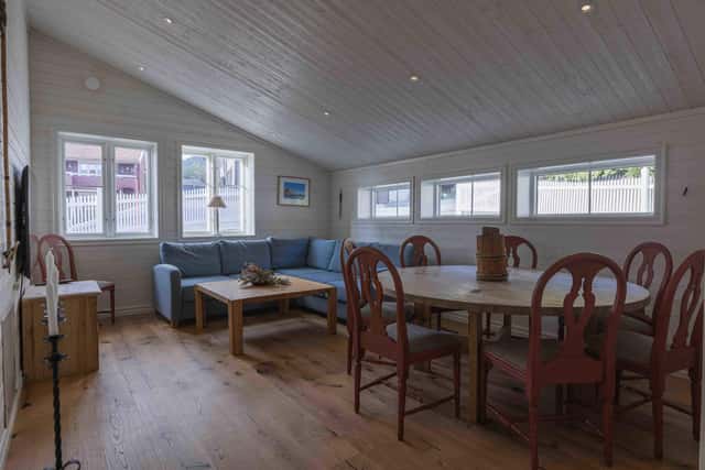 Åre family home, open-plan living room with fireplace, equipped kitchen, cozy bedrooms, private sauna, steps from ski lifts