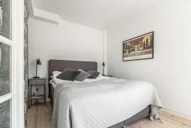 Södermalm Stockholmslägenhet med privat balkong och stadssilhuettutsikt