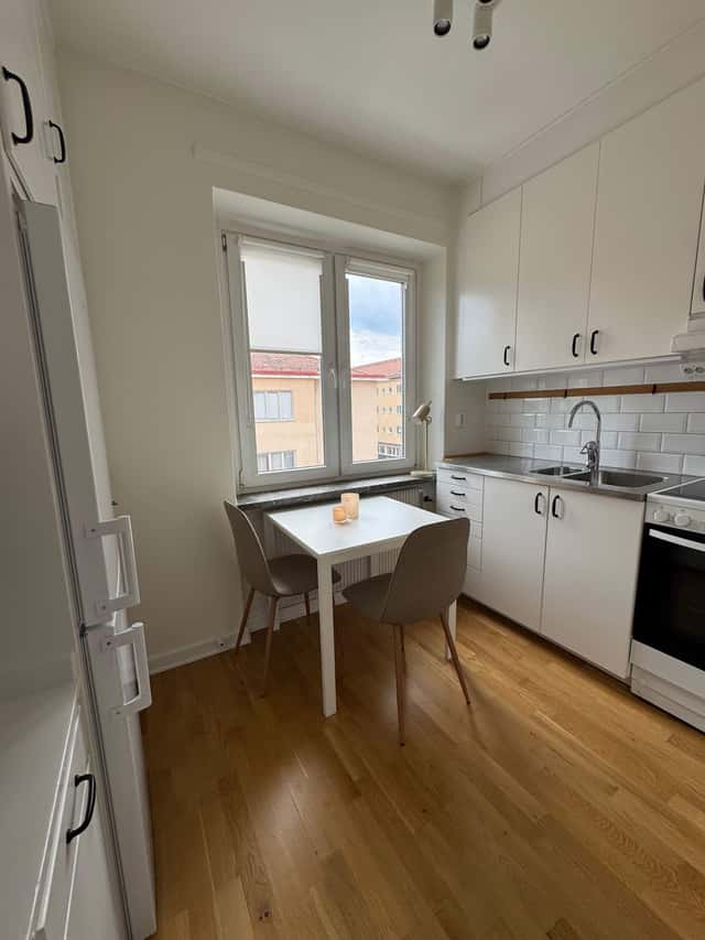 Mysig studiointeriör, pentryvy, sovdel, Sundbyberg Stockholmsförort.