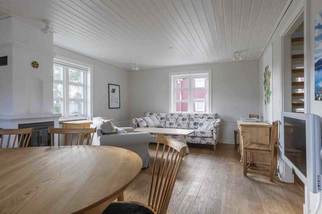 Åre family home, open-plan living room with fireplace, equipped kitchen, cozy bedrooms, private sauna, steps from ski lifts