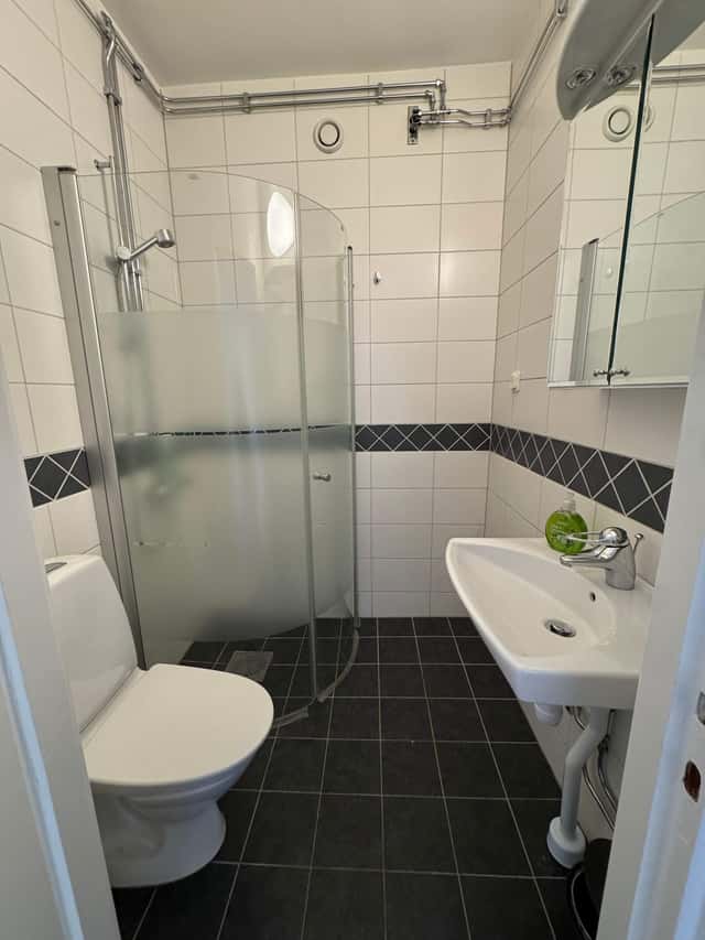 Mysig studiointeriör, pentryvy, sovdel, Sundbyberg Stockholmsförort.