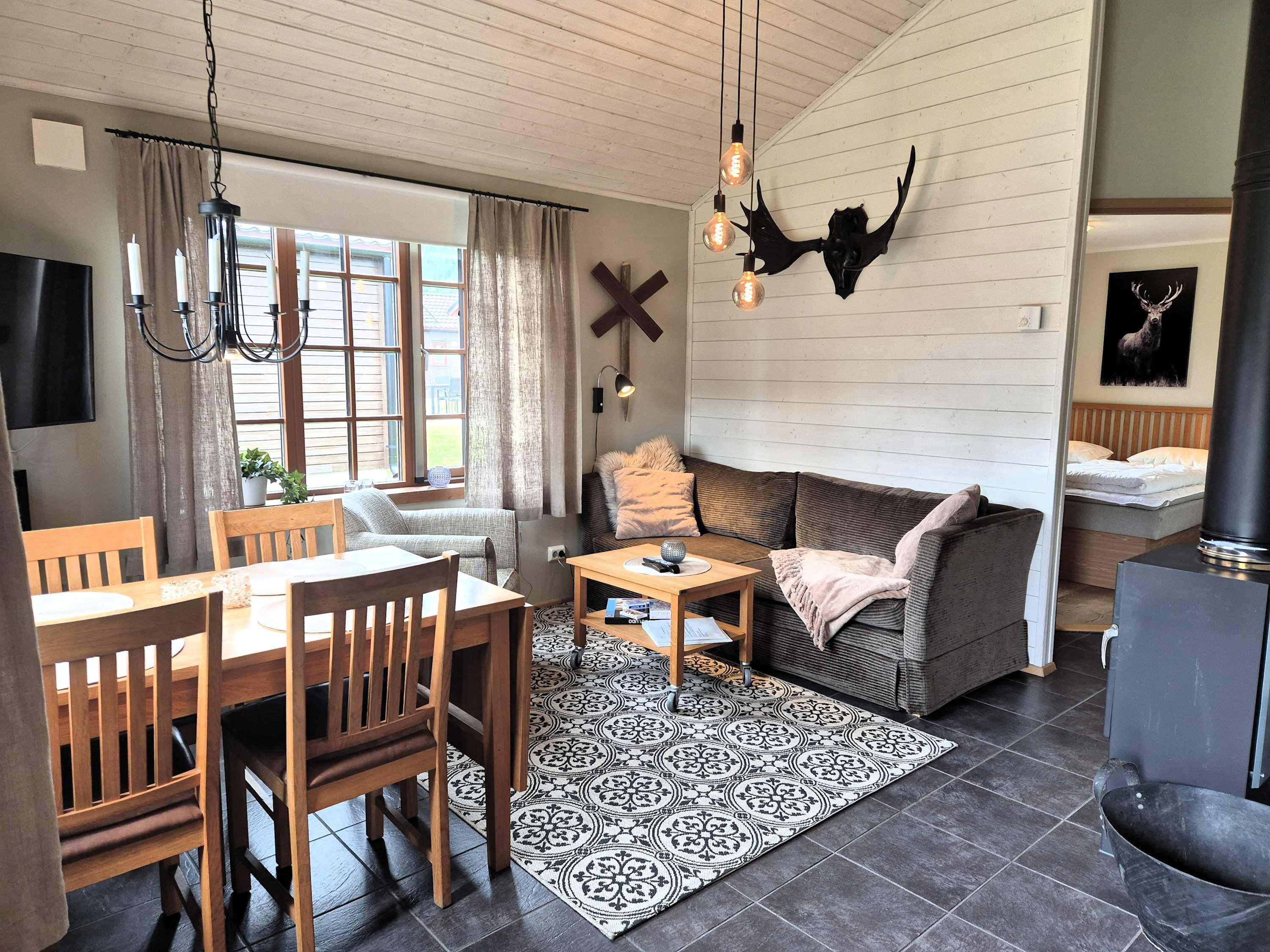 Fristående stuga i Åre Strand nära sjön med öppen spis, uteplats och nära till Åres backar och caféer