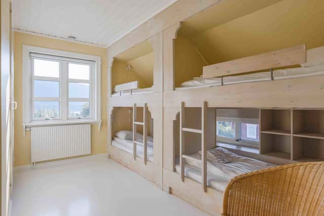 Åre family home, open-plan living room with fireplace, equipped kitchen, cozy bedrooms, private sauna, steps from ski lifts