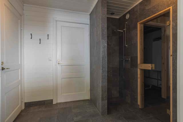 Åre family home, open-plan living room with fireplace, equipped kitchen, cozy bedrooms, private sauna, steps from ski lifts