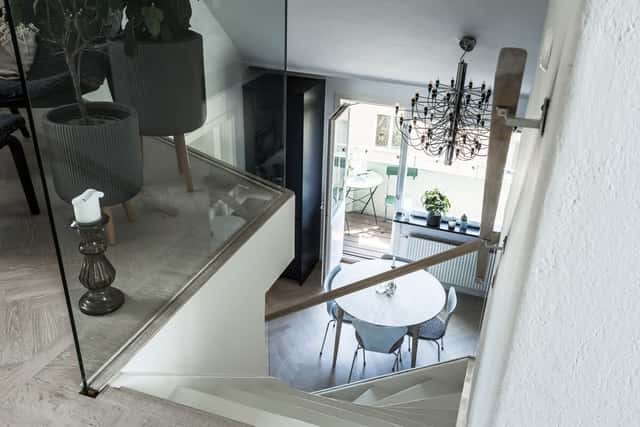 Södermalm Stockholmslägenhet med privat balkong och stadssilhuettutsikt