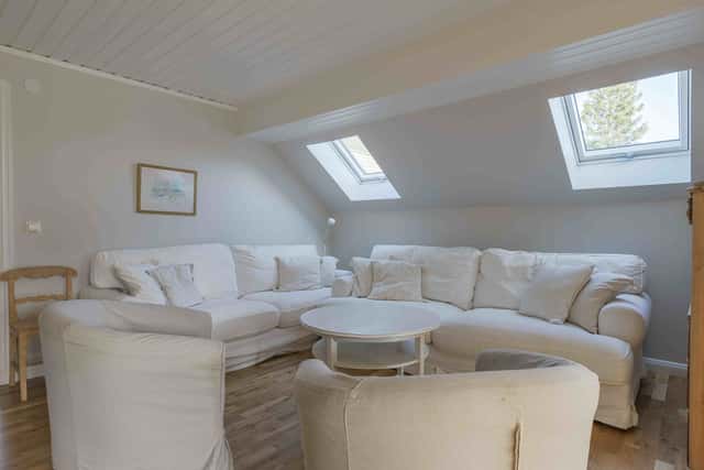 Åre family home, open-plan living room with fireplace, equipped kitchen, cozy bedrooms, private sauna, steps from ski lifts