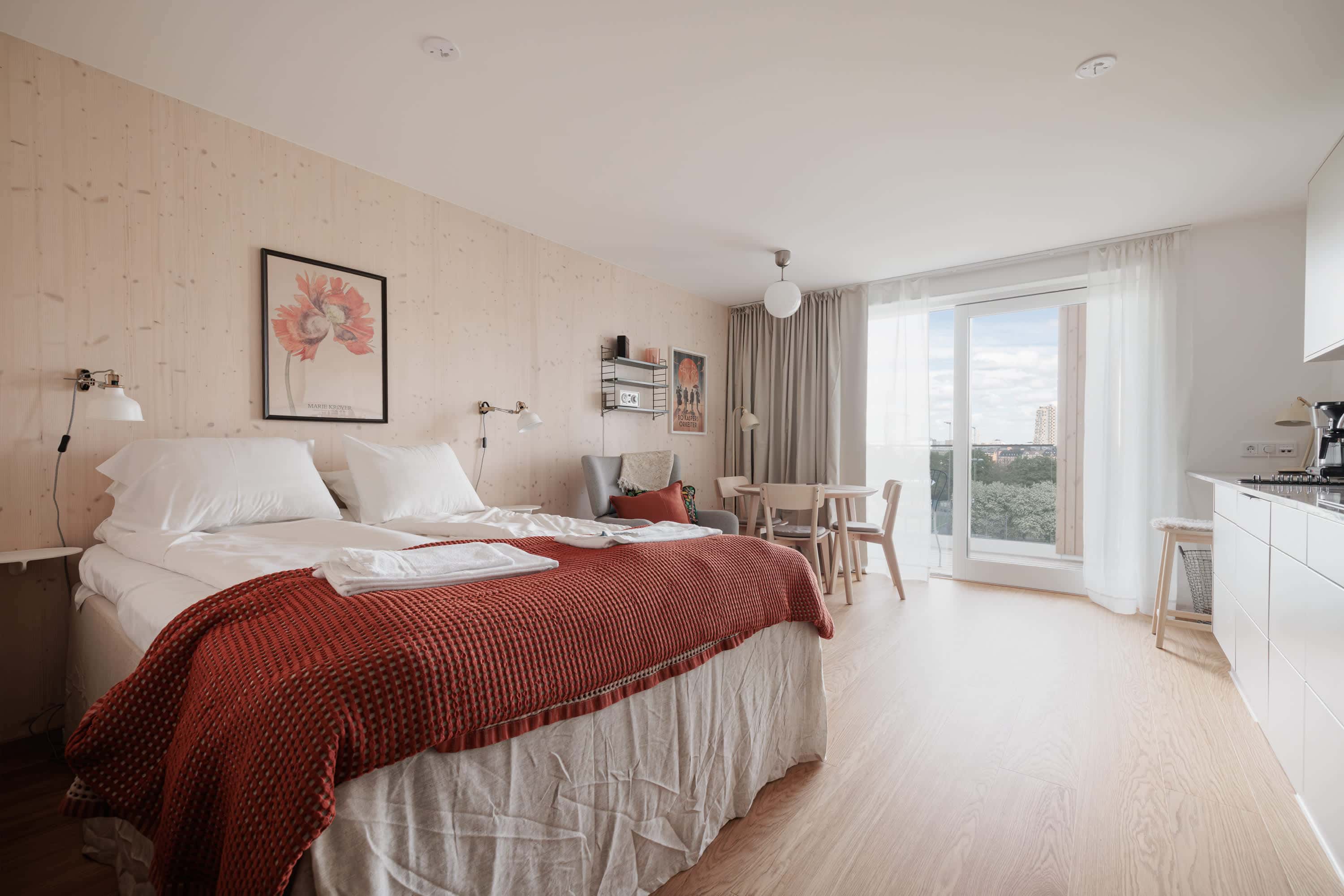 Modern skandinavisk studio med balkong på Kungsholmen, Stockholm