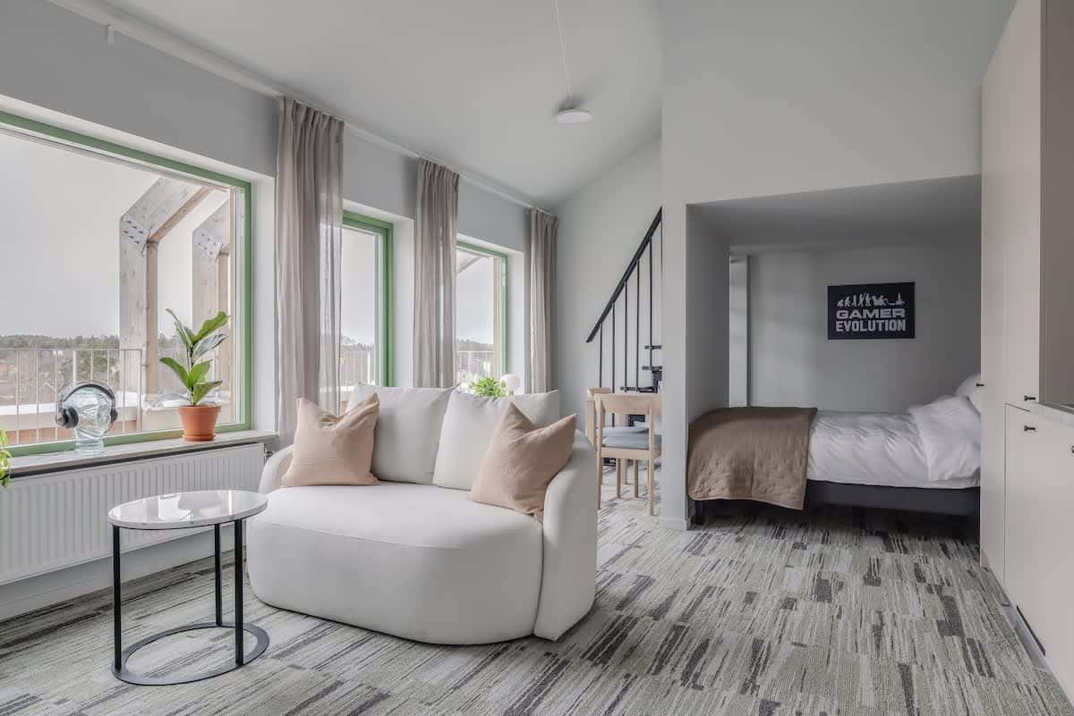 Studieboende på HomeX Hotel Täby med privat balkong, mezzanin-skrivbord, gemensamt kök och lounge