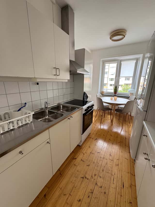 Mysig lägenhet med ett sovrum interiör i Sundbyberg med arbetsplats och separat kök