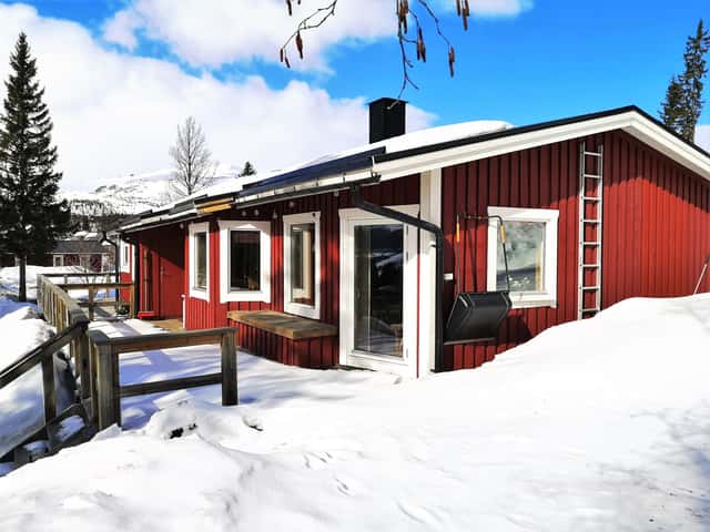 Semi-detached apartment in Björnen near ski lift and slopes, with south-facing patio and open living space