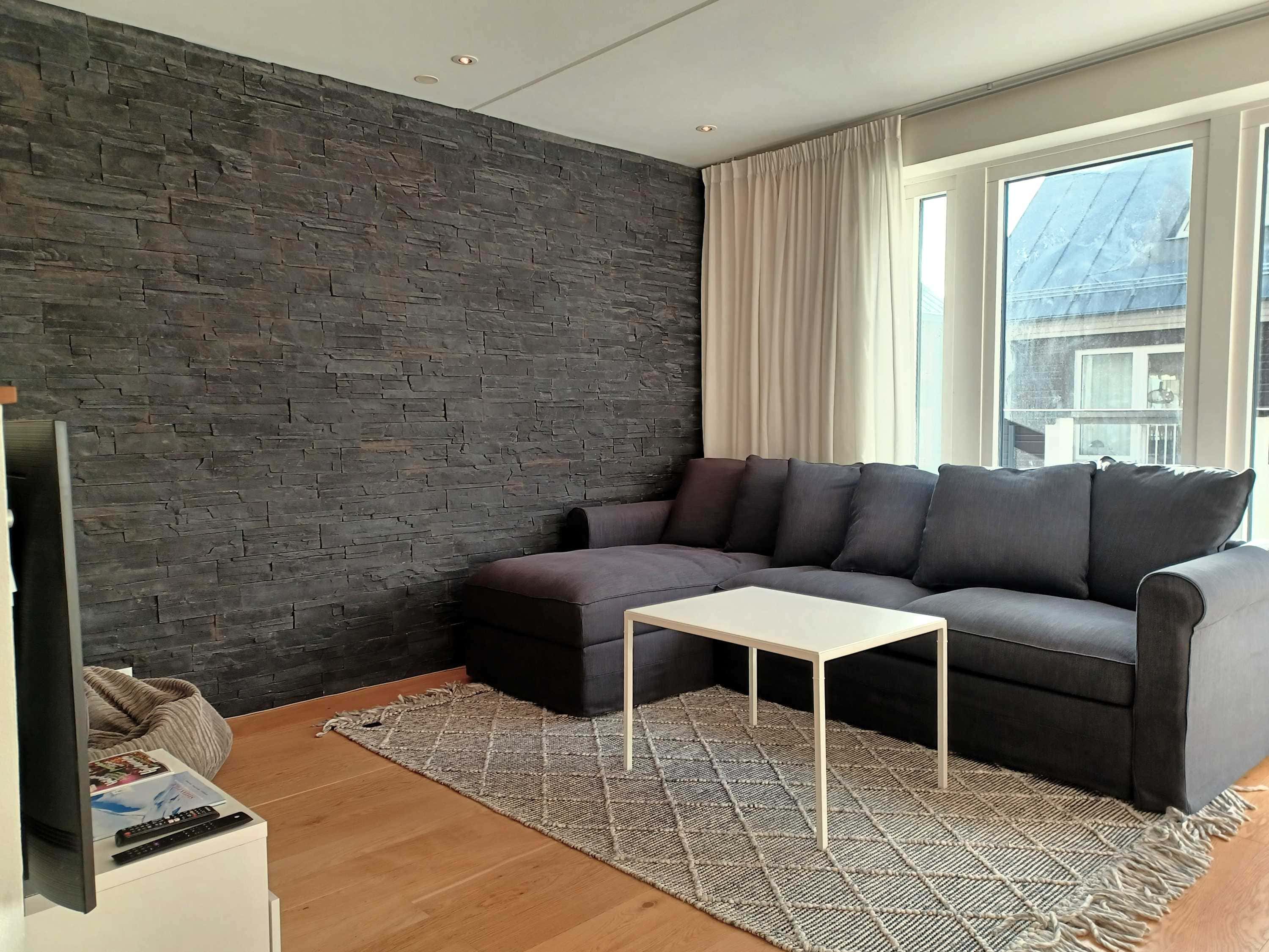 Parhuslägenhet i Åre med sydläge, vardagsrum med eldstad och privat bastu