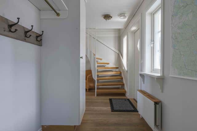 Åre family home, open-plan living room with fireplace, equipped kitchen, cozy bedrooms, private sauna, steps from ski lifts