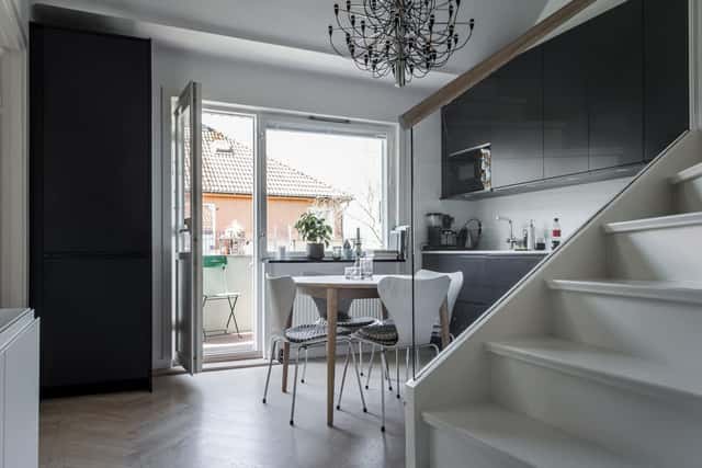 Södermalm Stockholmslägenhet med privat balkong och stadssilhuettutsikt