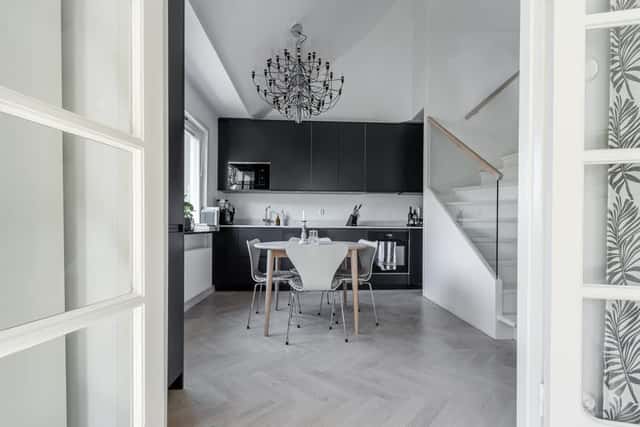 Södermalm Stockholmslägenhet med privat balkong och stadssilhuettutsikt