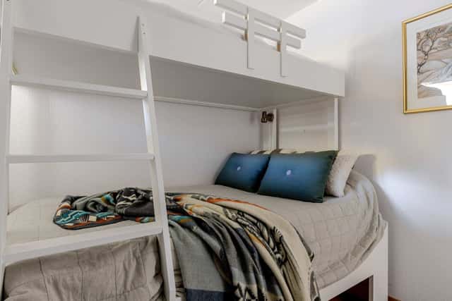 3-bedroom apartment in Åre with private lake-view balcony, sauna, washer and dryer