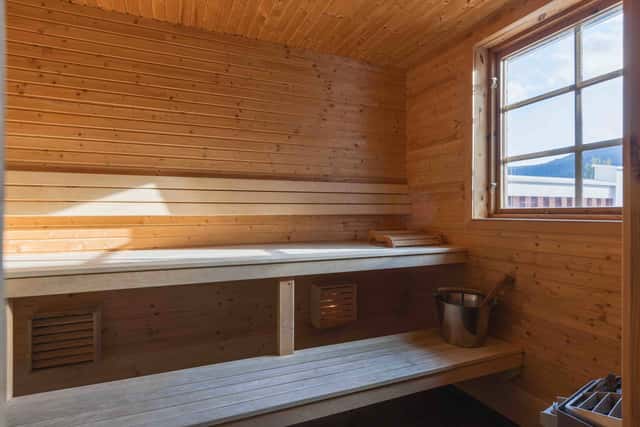 Åre family home, open-plan living room with fireplace, equipped kitchen, cozy bedrooms, private sauna, steps from ski lifts