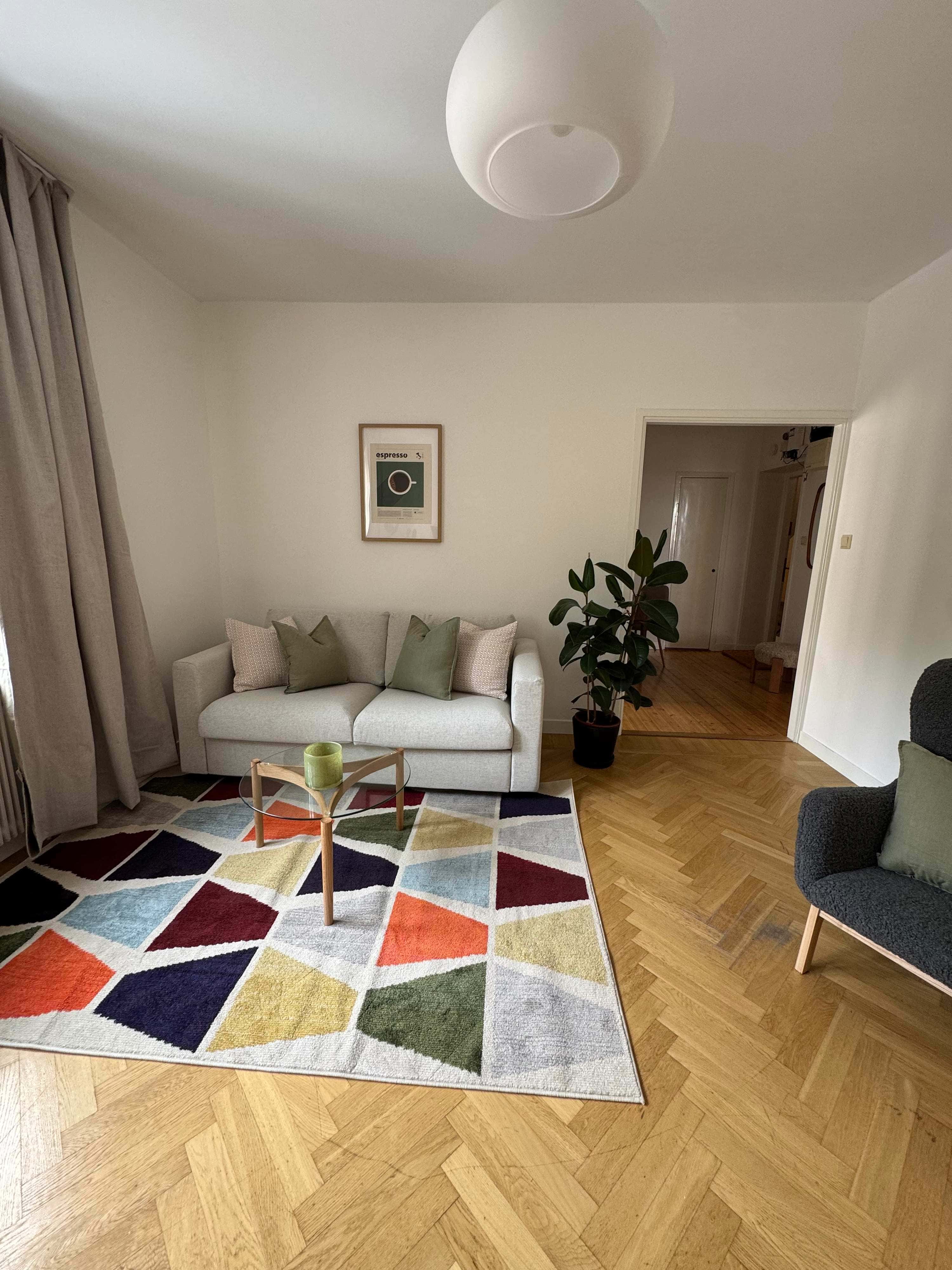 Mysig lägenhet med ett sovrum interiör i Sundbyberg med arbetsplats och separat kök