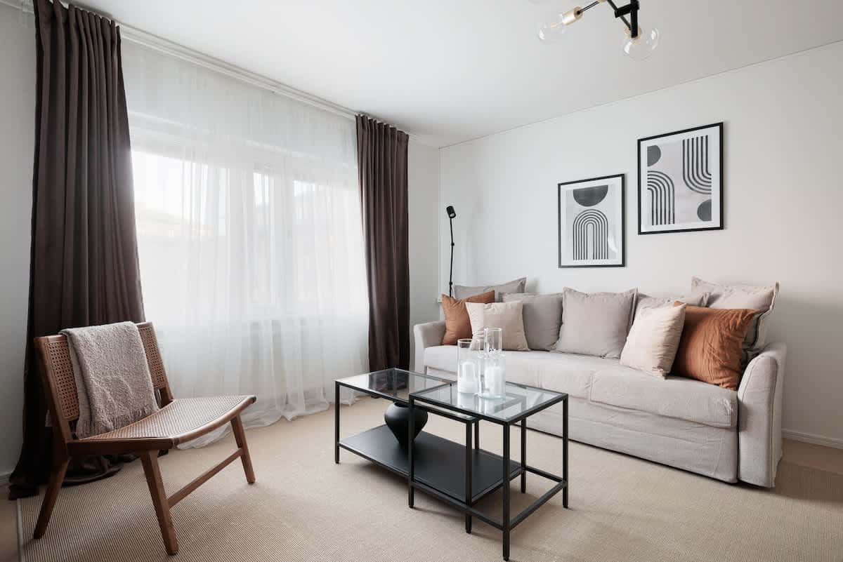 Interiörvy av en SoFo-lägenhet i Stockholm med bäddsoffa, sovrumslådor och arbetsplats