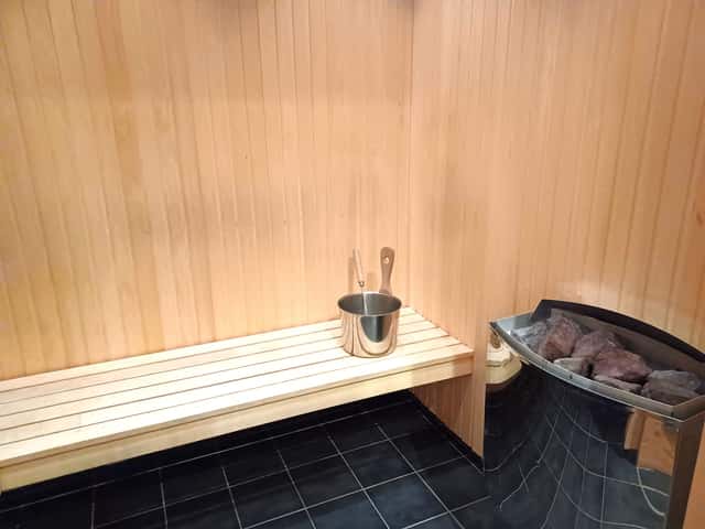 Two-story top-floor apartment in central Åre near ski lifts, with sauna, ski storage and garage parking