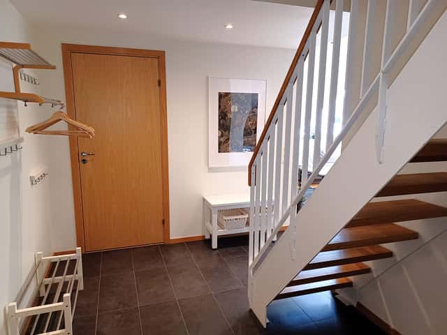 Two-story top-floor apartment in central Åre near ski lifts, with sauna, ski storage and garage parking
