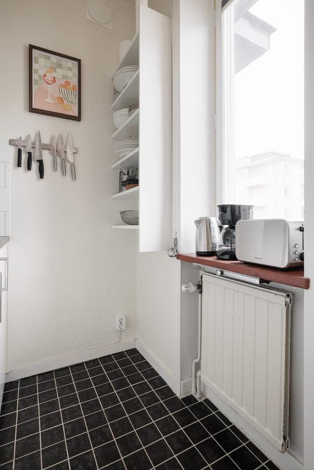 Stockholm studio apartment, 140 cm bed, dining table for two, compact kitchen, armchair, hallway