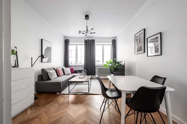 Enrumslägenhet interiör, högt i tak, trägolv, SoFo Stockholm, nära Vitabergsparken