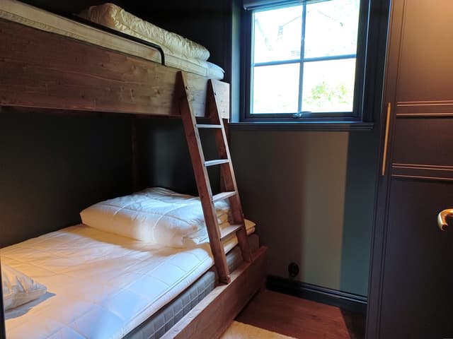 Modern ski-lägenhet i Sadeln med privat bastu, uteplats, skidförråd och två parkeringsplatser