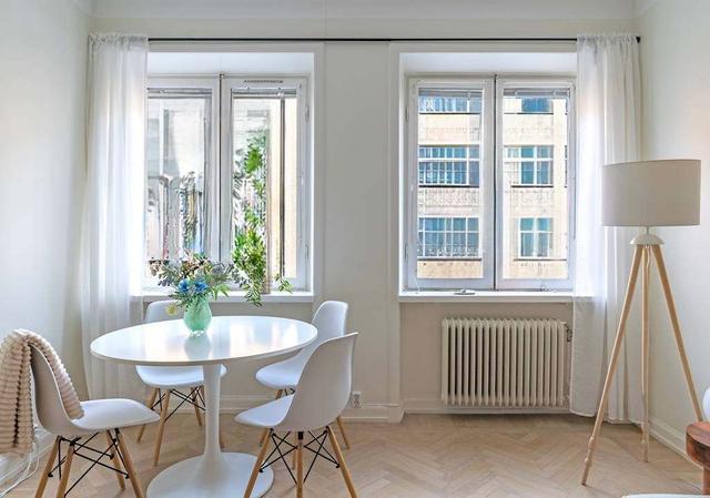 Södermalm apartment: kitchen with breakfast bar, bedroom, dining area, living room, floor plan, bathroom, balcony