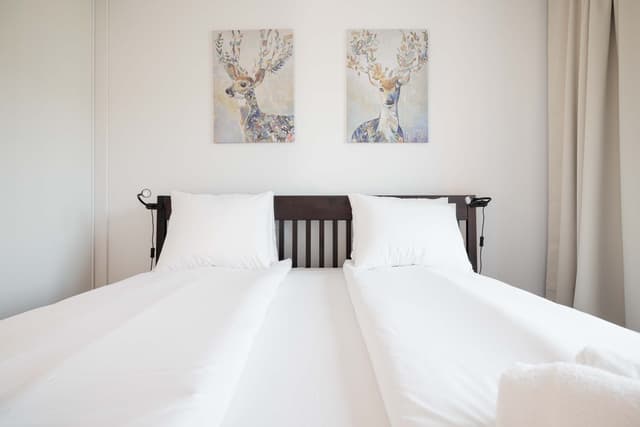 Master bedroom i en ljus lägenhet i Huvudsta, Stockholm
