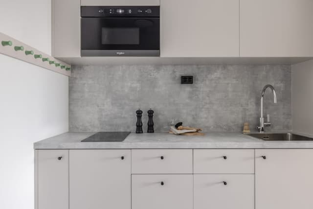 Terrass med sittplatser på HomeX Hotel Täby