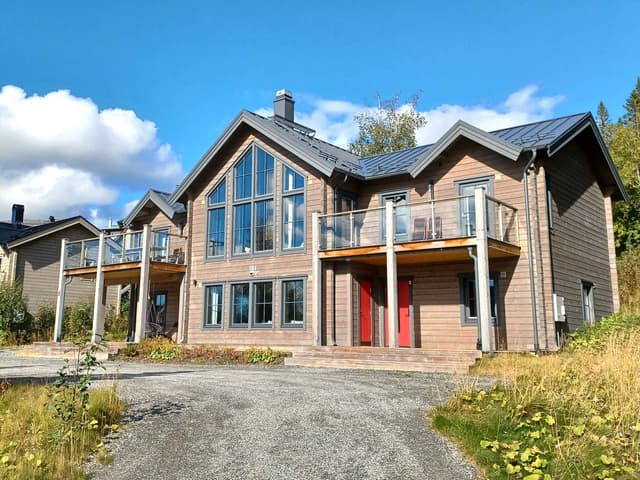 Modern ski-lägenhet i Sadeln med privat bastu, uteplats, skidförråd och två parkeringsplatser