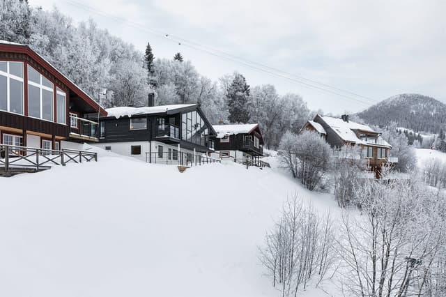 Rymlig lägenhet i Åre med stora fönster, bastu, öppen spis och balkonger nära skidåkning och centrum