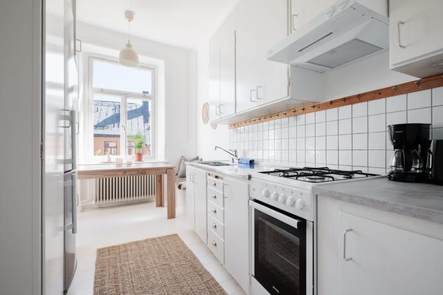 Ljust vardagsrum i rymlig historisk lägenhet på St. Eriksplan, Stockholm