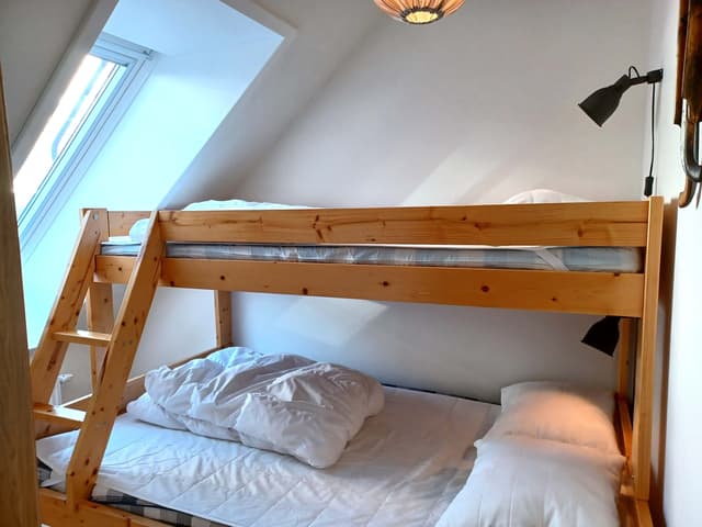 Top-floor apartment in central Åre with slanted ceilings, natural light and ski storage near the lifts